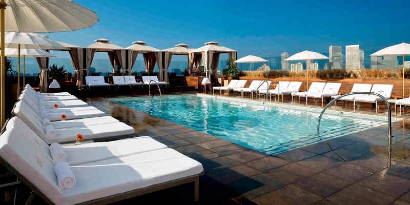 استخر روی پشت بام هتل سیکستی بورلی هیلز کالیفرنیا