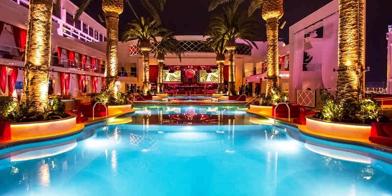 استخر روی پشت بام هتل کرامول لاس وگاس