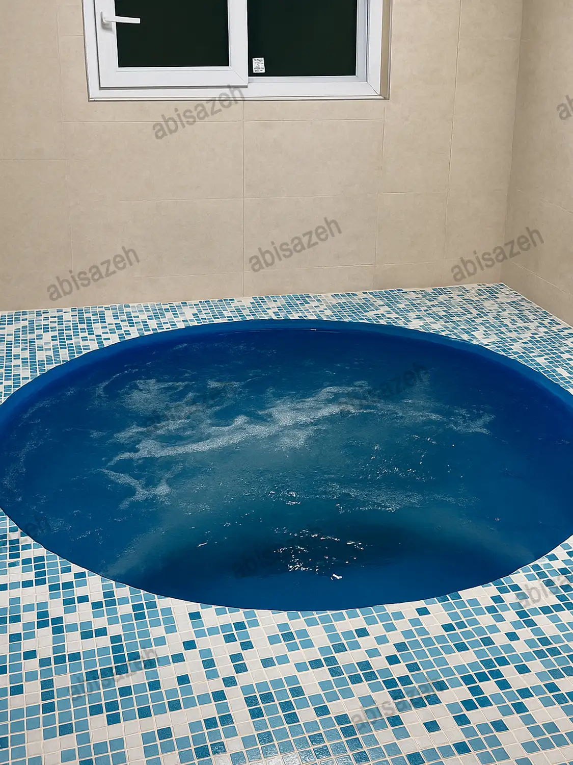 جکوزی گرد با عرشه کاشی شده پر از آب