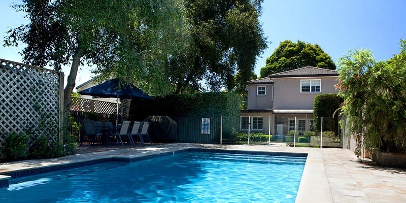 نقش درختان و موانع شهری در انتخاب مکان ساخت استخر