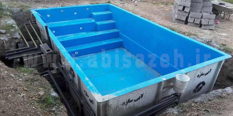 استخر فایبرگلاس ارزان و اقتصادی شرکت آبی سازه با پله داخلی در حال نصب