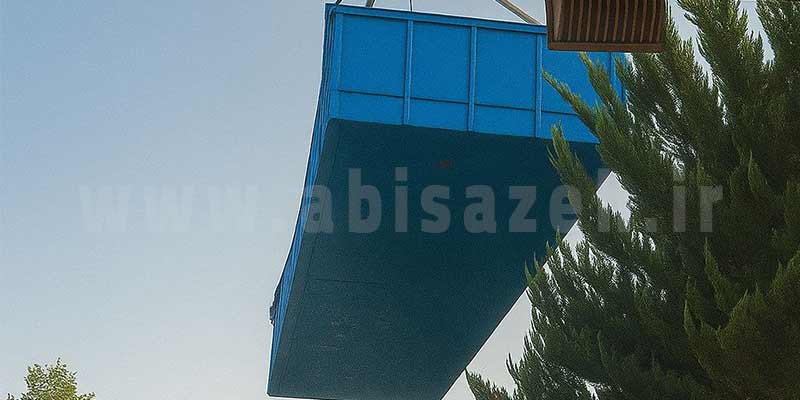 استخر فایبرگلاس بزرگ معلق در هوا در حال نصب