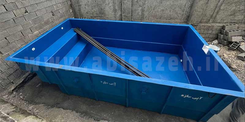 یک استخر فایبرگلاس کوچک با 2 پله داخلی و مستطیلی شکل
