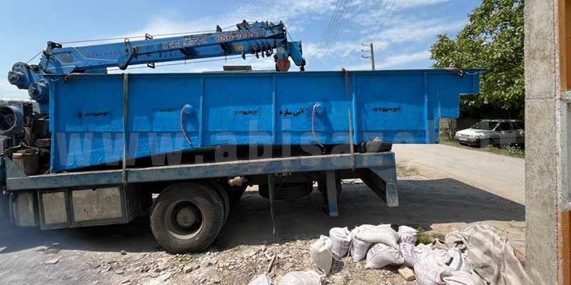 استخر پیش ساخته فایبرگلاس در حال جابجایی با جرثقیل