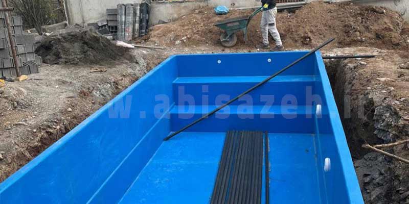 استخر فایبرگلاس قرار گرفته در محل گودبرداری شده با 3 پله داخلی