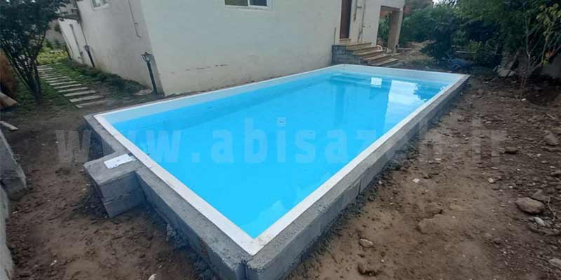 استخر پیش ساخته فایبرگلاس با رنگ سفید در حال نصب