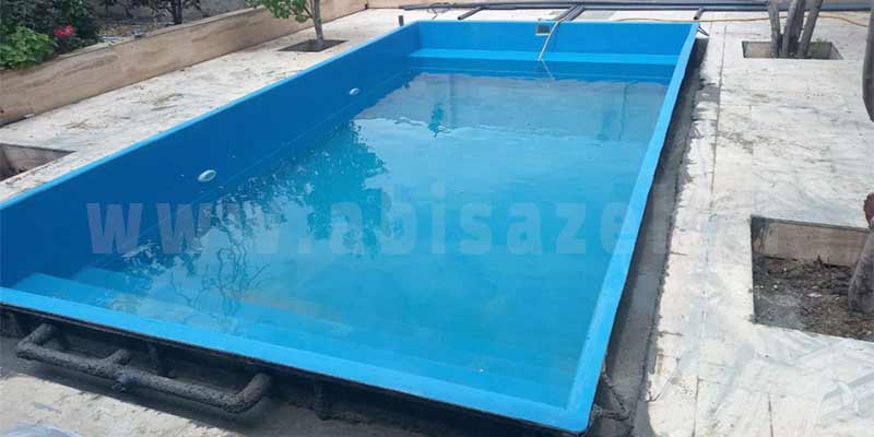 استخر فایبرگلاس با پله های داخلی و رنگ آبی روشن نصب به شکل توکار