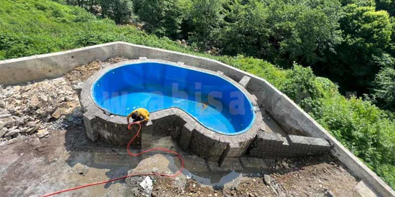 استخر فایبرگلاس طرح کیدنی یا لوبیایی در حال نصب
