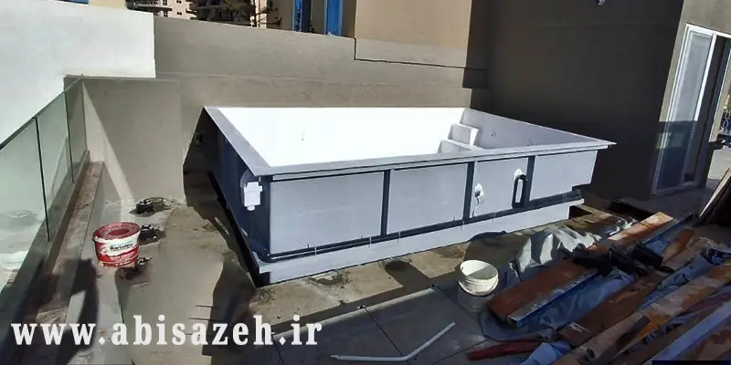 استخر فایبرگلاس با رنگ داخلی سفید در حال نصب