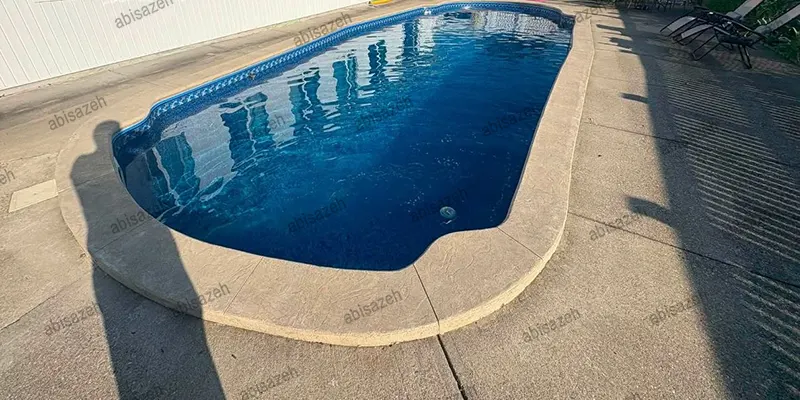 استخر با طرح منحنی با محوطه سنگ فرش شده